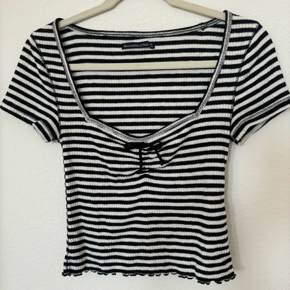 Black and white Abercrombie & Fitch striped crop top